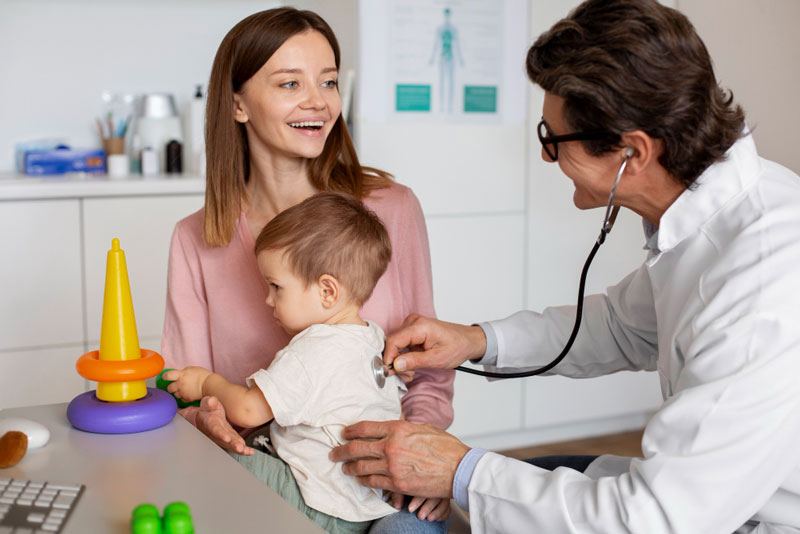 Nếu trẻ ho kéo dài, bạn hãy cho trẻ đi khám