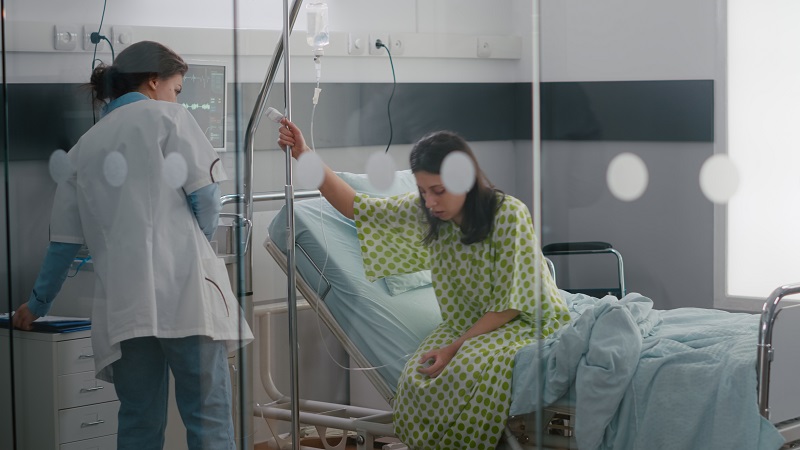 Vận động nhẹ nhàng giúp kích thích nhu động ruột, khắc phục tình trạng không xì hơi được sau sinh mổ