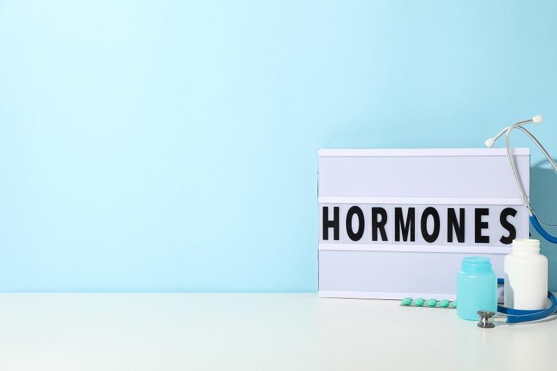 Mất cân bằng hormone nội tiết trong thời gian dài có thể gây xuất huyết nang buồng trứng