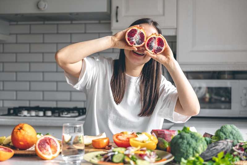 Dinh dưỡng lành mạnh góp phần cải thiện tình trạng bọng mắt kém thẩm mỹ