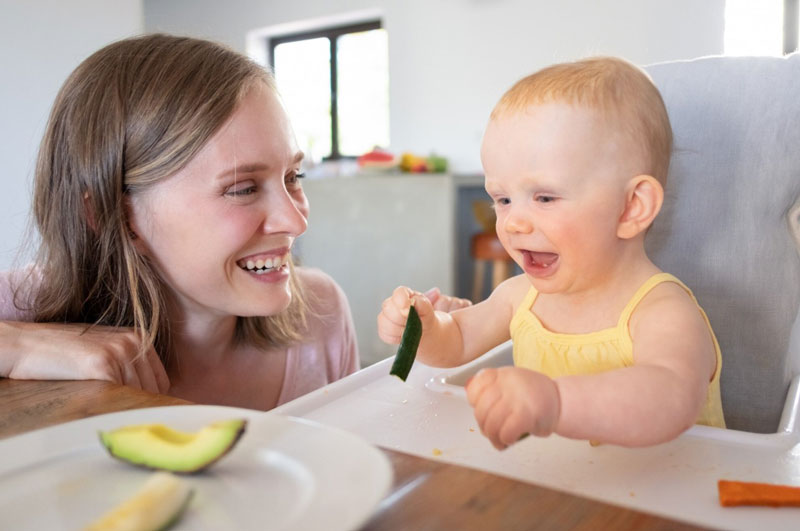 Nếu mẹ không biết bé 6 tháng ăn được trái cây gì thì hãy ưu tiên chọn các loại trái cây mềm