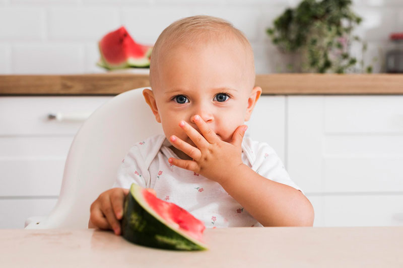 Ưu tiên chọn trái cây tươi cho bé thay vì các loại chế biến sẵn