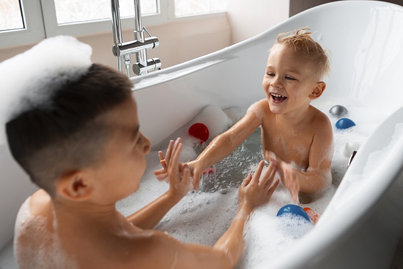 Cha mẹ cần hướng dẫn trẻ cách vệ sinh vùng kín để tránh viêm nhiễm 