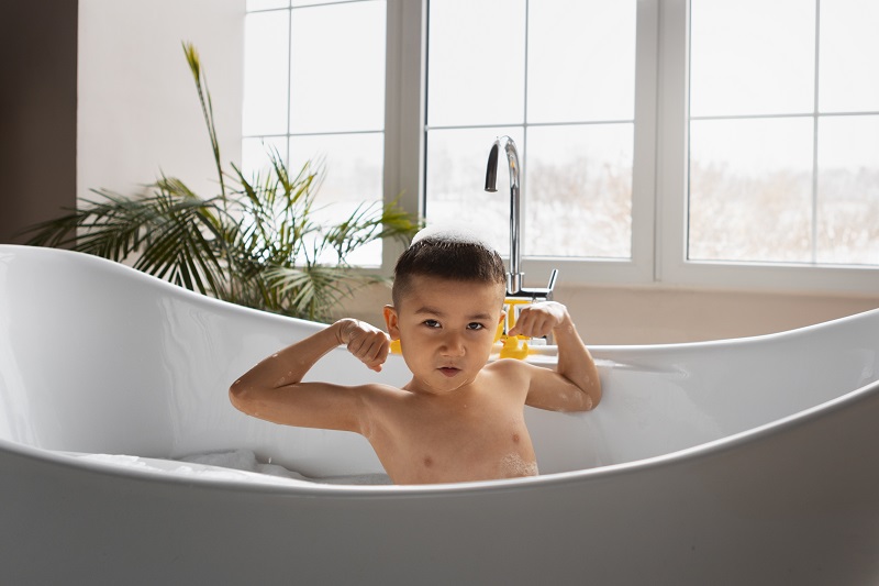 Khi tắm cho trẻ, cha mẹ nên vệ sinh sạch sẽ bộ phận sinh dục của con bằng nước ấm