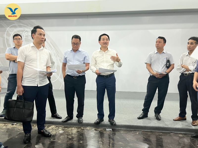 Chỉ đạo công tác chuẩn bị cho sự kiện, ông Trần Anh Tuấn - Giám đốc Sở Khoa học và Công nghệ (áo trắng ở giữa) nhấn mạnh việc tham gia triển lãm vừa là trách nhiệm, vừa là vinh dự của các doanh nghiệp đại diện cho Hà Nội, đặc biệt trong giai đoạn đổi mới 