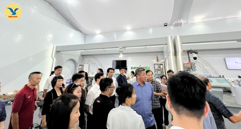 Ông Nguyễn Mạnh Quyền - Phó Chủ tịch Thành phố Hà Nội (áo xanh) trực tiếp có mặt trực tiếp chỉ đạo công tác chuẩn bị cho sự kiện 