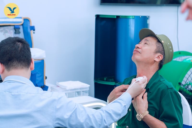 Bác sĩ MEDLATEC thực hiện công nghệ siêu âm bằng thiết bị hiện đại ngay tại gian hàng 