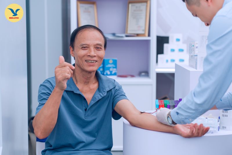 Người dân bày tỏ niềm vui khi được MEDLATEC quan tâm chăm sóc sức khỏe 