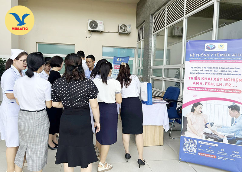 Gian hàng giới thiệu sản phẩm của MEDLATEC thu hút sự quan tâm của nhiều đại biểu, chuyên gia, bác sĩ đến tham dự Hội thảo 