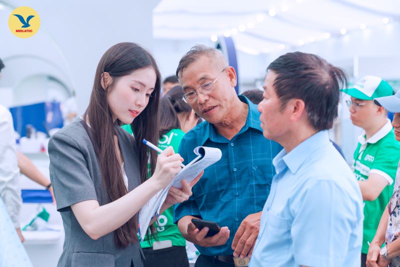 Đông đảo khách tham quan quan tâm và đăng ký chương trình thăm khám tuyến giáp miễn phí