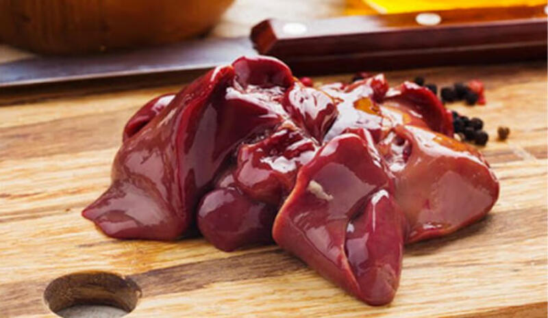 Bạn nên chọn gan màu đỏ đậm hoặc nâu đỏ, bề mặt bóng mịn