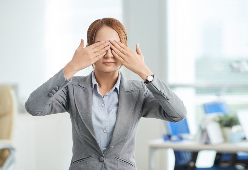 Dụi mắt có thể tác động xấu tới vùng da quanh mí mắt