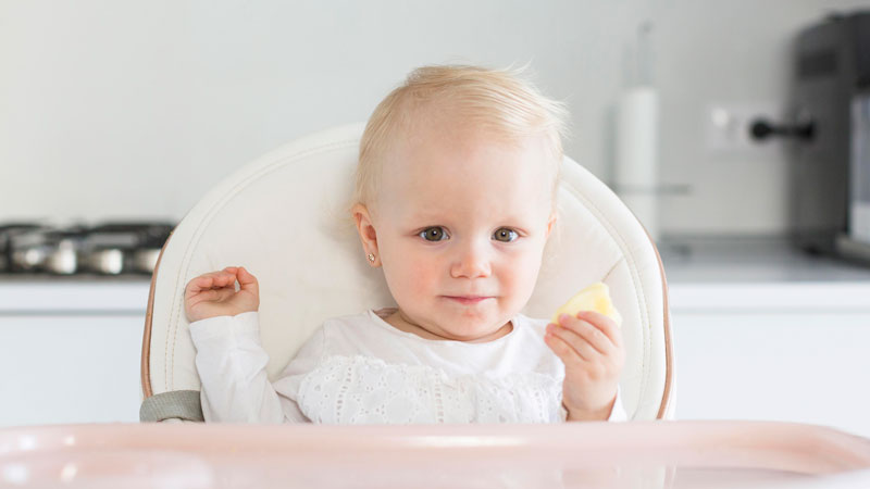 Nếu mẹ thắc mắc bé mấy tháng ăn được trứng gà thì câu trả lời là tối thiểu 6 tháng