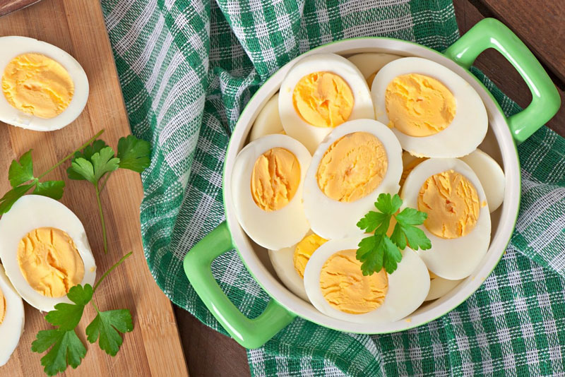 Cho bé ăn trứng luộc kỹ, không lòng đào