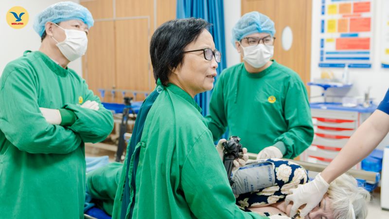 PGS.TS Nguyễn Thị Vân Hồng thực hiện nội soi tiêu hóa tại MEDLATEC