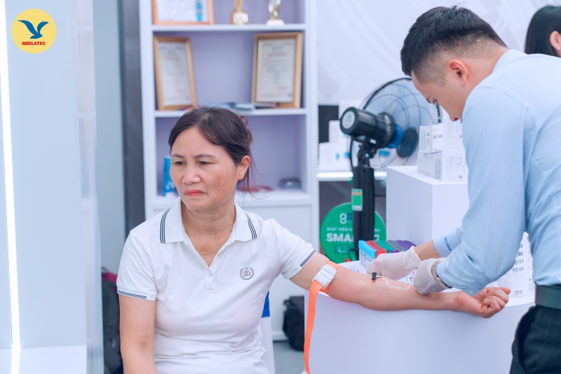 Bà Nguyễn Thị Lan (52 tuổi, Đông Anh) chia sẻ trải nghiệm khi sử dụng dịch vụ lấy mẫu xét nghiệm tận nơi 