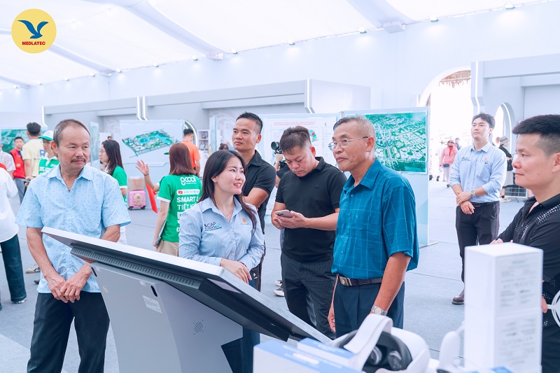 Đông đảo đại biểu, người dân tham dự triển lãm đến tham quan gian hàng của MEDLATEC 