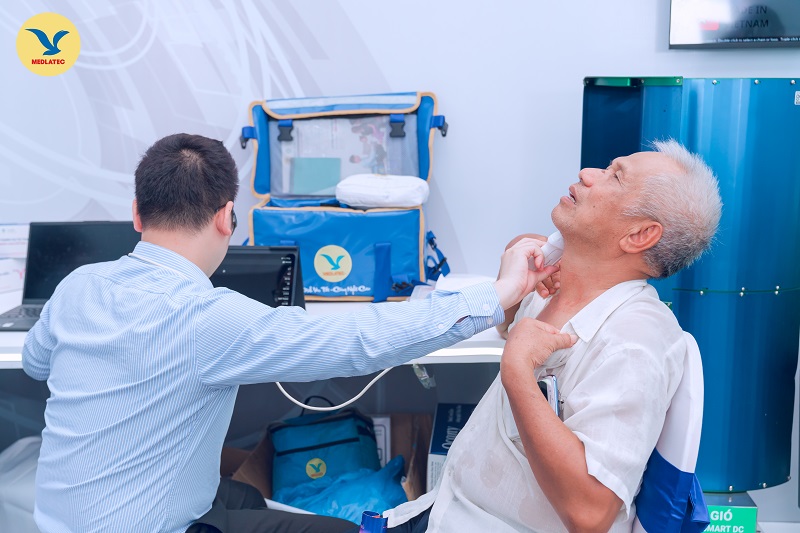 Người dân trải nghiệm sử dụng dịch vụ siêu âm tuyến giáp của MEDLATEC tại Triển lãm A80 