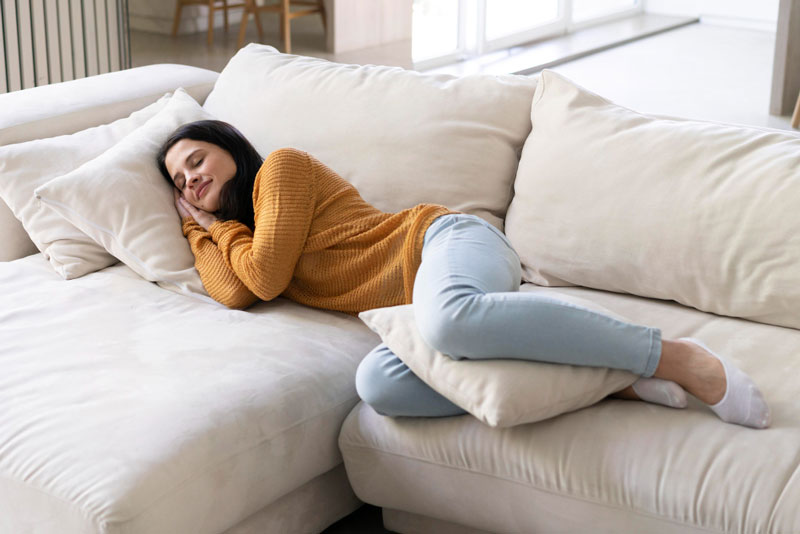 Bạn không nên duy trì tư thế nằm gối đầu lên tay quá lâu