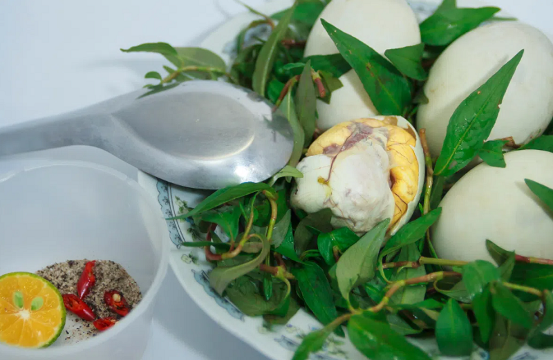 Bệnh nhân tiểu đường có thể ăn trứng vịt lộn nhưng không quá 2 quả/tuần và nên ăn kèm rau