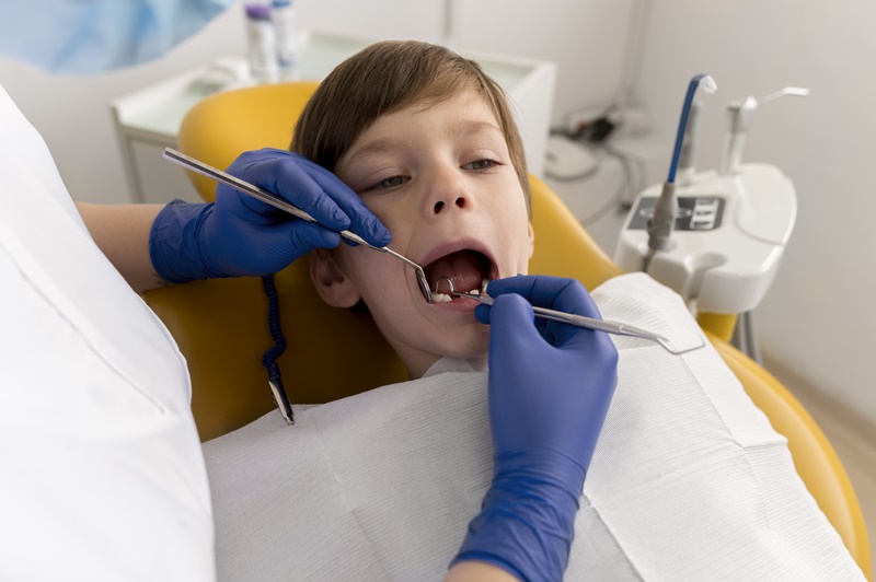 Cha mẹ cần đưa trẻ đi khám răng theo đúng lịch hẹn của bác sĩ