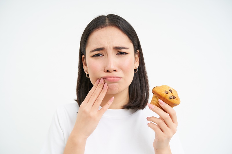 Bạn nên đi khám sớm nếu răng thường xuyên bị ê buốt khi ăn đồ ngọt, đồ ăn quá lạnh hoặc quá nóng. 