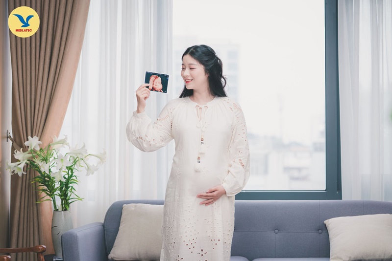 Mẹ bầu nên thường xuyên khám thai để theo dõi sự phát triển của con 