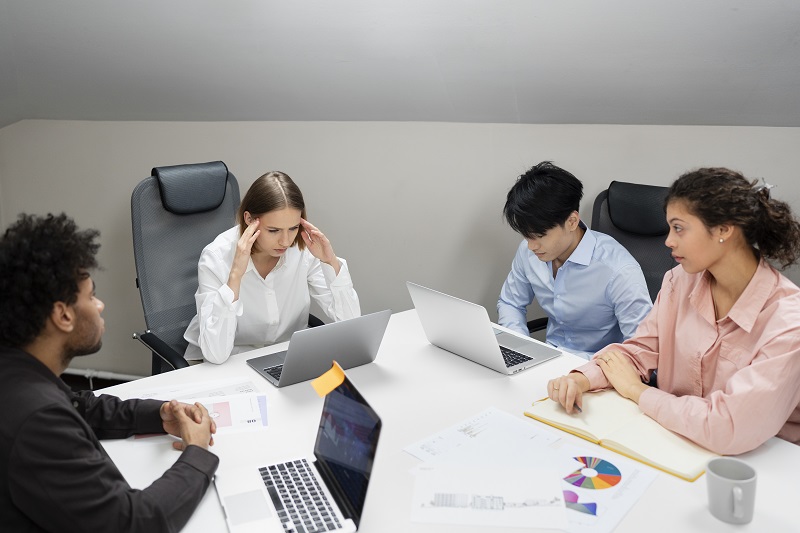 Áp lực công việc là một trong các nguyên nhân gây nên tình trạng đau đầu sau ngủ trưa