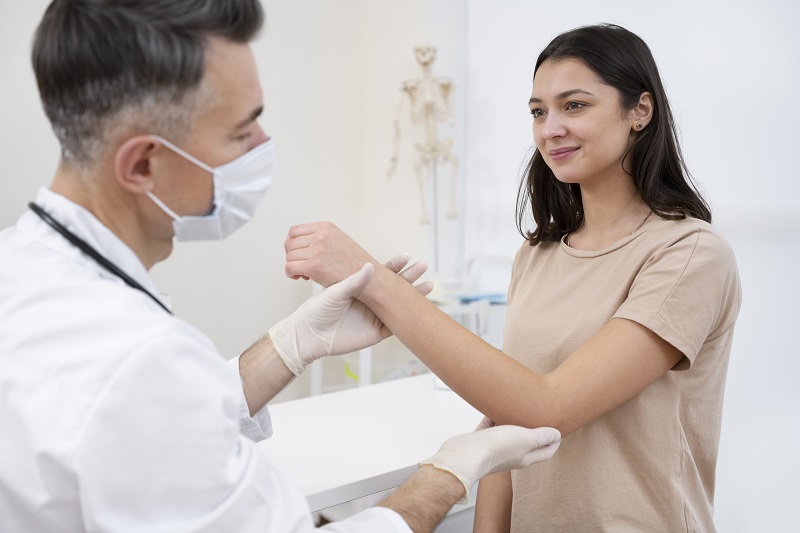 Người bệnh được bác sĩ thăm khám xác định nguyên nhân tê tay trái