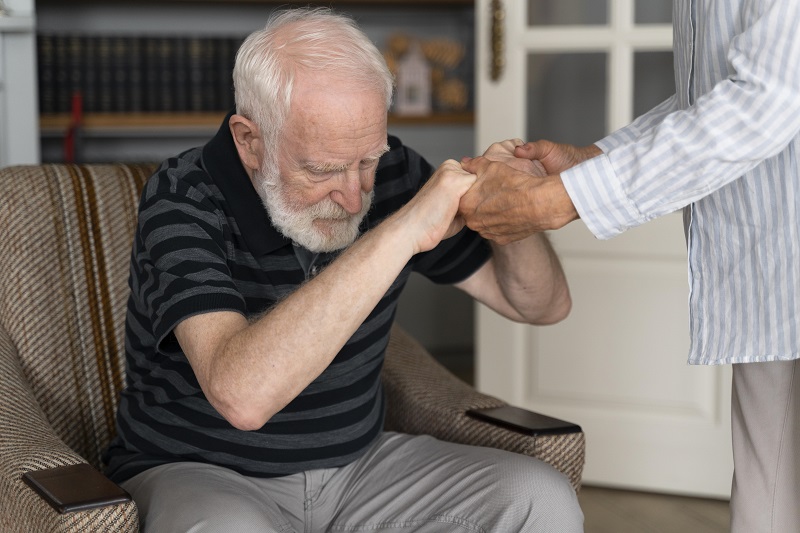 Người mắc bệnh Parkinson thường xuyên bị run tay