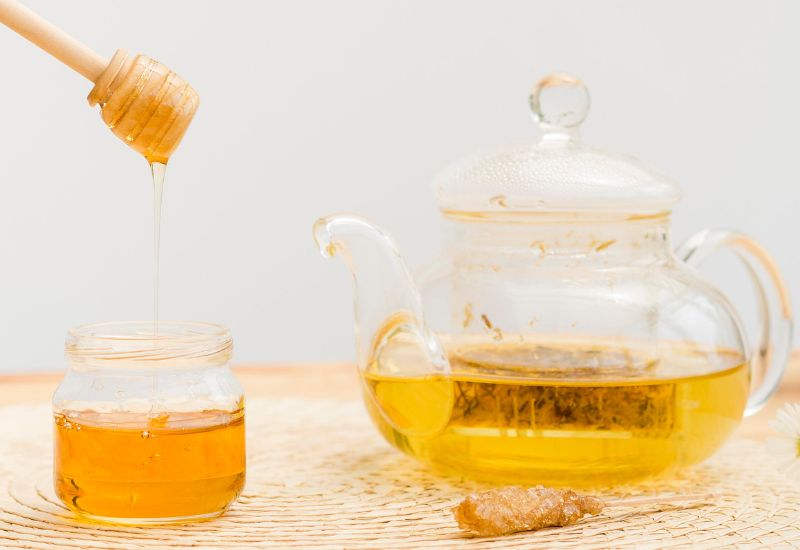 Cách chữa viêm phế quản cho bé tại nhà bằng mật ong là pha mật ong cùng nước ấm