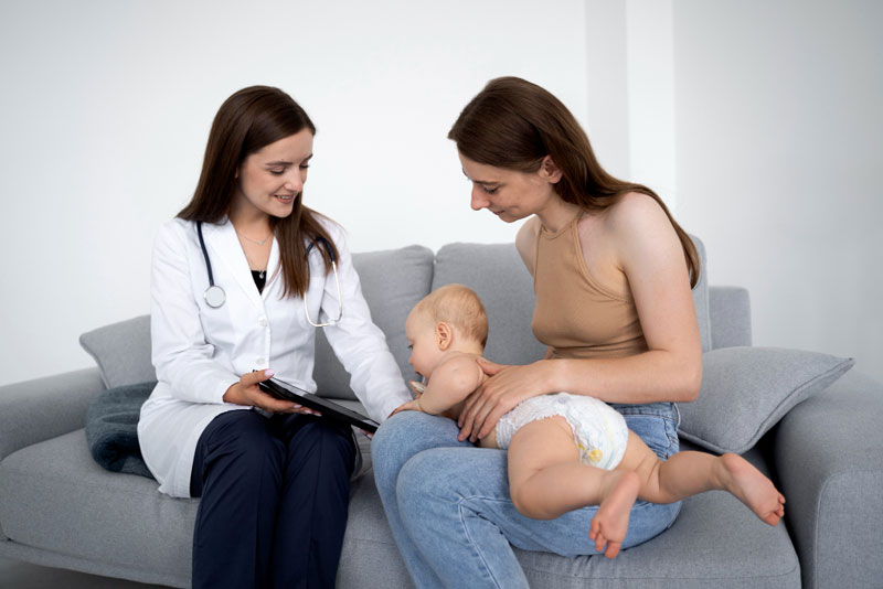 Khi nhận thấy triệu chứng ngứa ngáy khó chịu ở trẻ diễn biến dai dẳng, bạn hãy cho trẻ đi khám