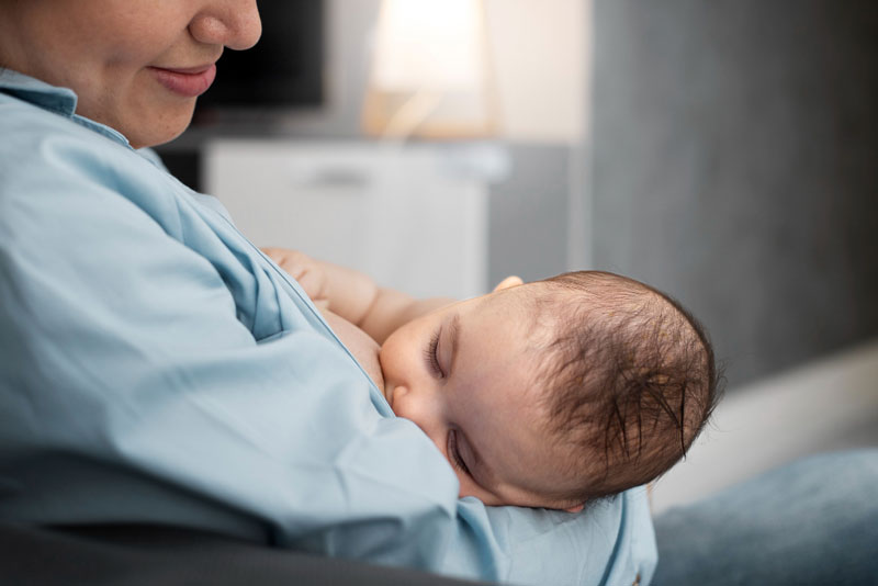 Nếu trẻ còn bú, bạn nên cho trẻ bú nhiều lần
