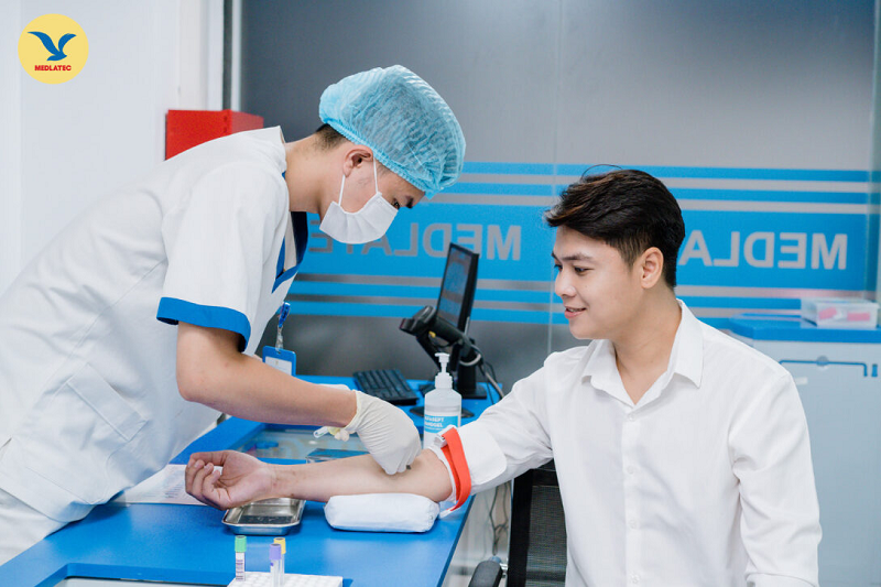 Xét nghiệm máu định kỳ giúp người bệnh được đánh giá nguy cơ uống thuốc mỡ máu có hại gan không