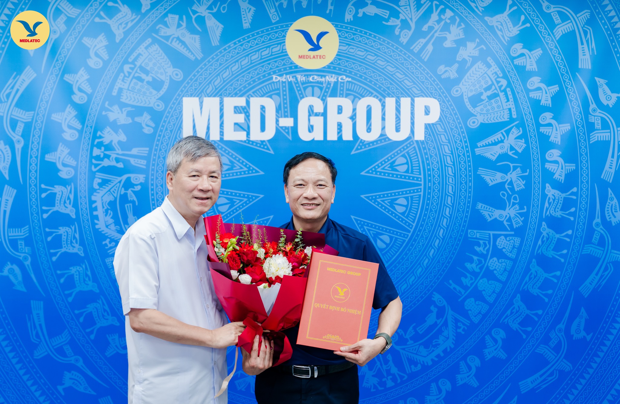 GS.AHLĐ Nguyễn Anh Trí - Chủ tịch Hội đồng cố vấn MEDLATEC tặng hoa chúc mừng PGS.TS.BSCC Hoàng Tiến Tuyên gia nhập đội ngũ chuyên gia của MEDLATEC