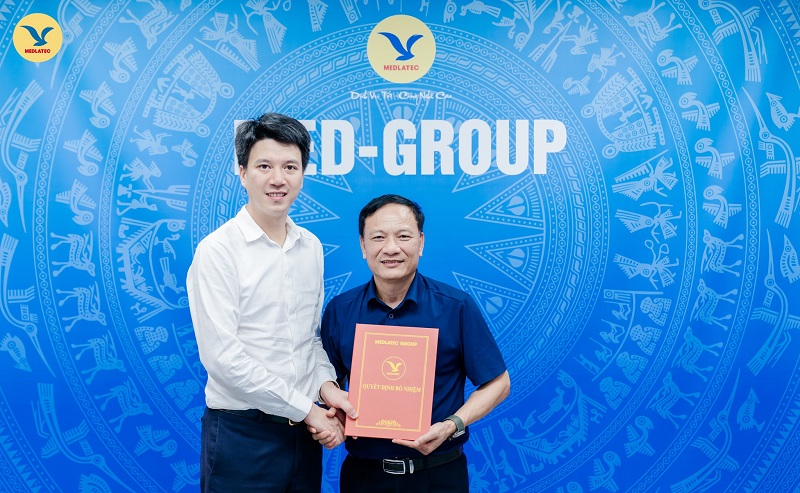 Nguyễn Trí Anh - Tổng Giám đốc MEDLATEC GROUP trao quyết định bổ nhiệm PGS.TS.BSCC Hoàng Tiến Tuyên giữ chức Giám đốc chuyên môn Phòng khám Đa khoa MEDLATEC Thanh Xuân