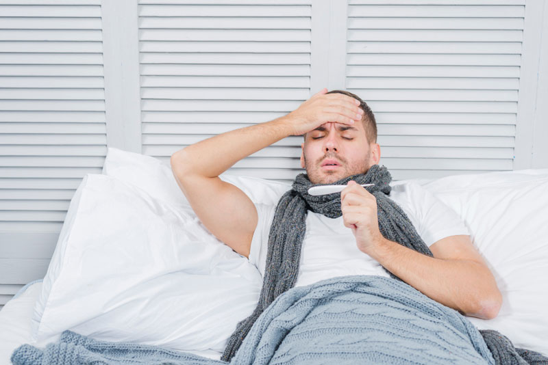 Cơ thể lên cơn sốt là triệu chứng thường xuất hiện ở người bị sốt siêu vi