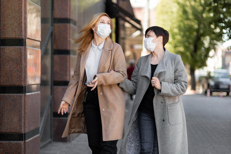 Đeo khẩu trang mỗi khi đi ra ngoài giúp bạn phòng ngừa lây nhiễm virus lây lan qua đường hô hấp