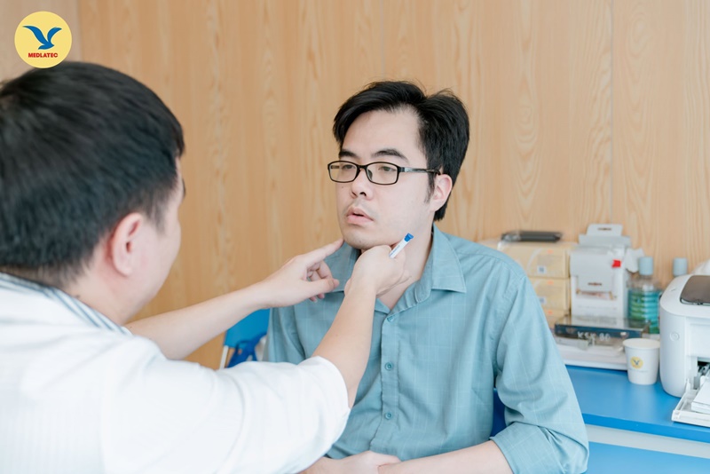 Bạn nên đi khám nếu có biểu hiện bất thường ở vùng trước cổ