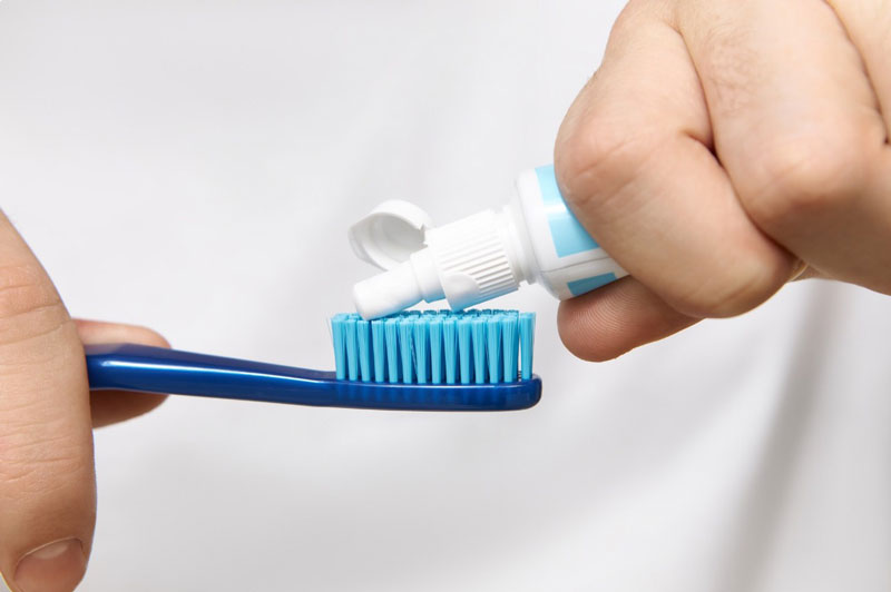 Khi mới cấy implant, bạn không nên súc miệng hoặc đánh răng ngay trong ngày đầu 