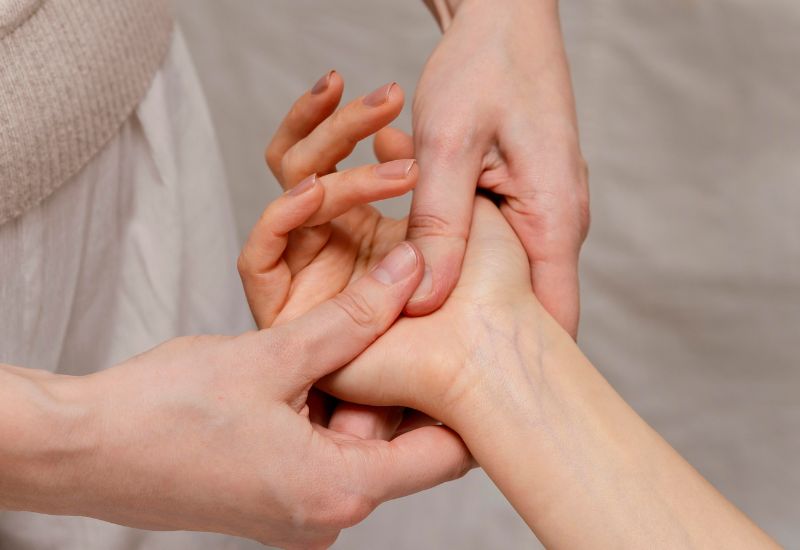 Bấm huyệt chữa hen phế quản là phương pháp không xâm lấn, sử dụng lực bàn tay, ngón tay để day ấn, xoa bóp