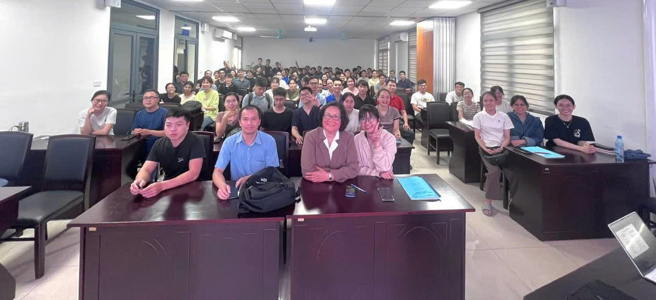 Ngoài khám chữa bệnh cứu người, PGS.TS.BS Hoàng Thị Phượng còn là một nhà giáo tâm huyết