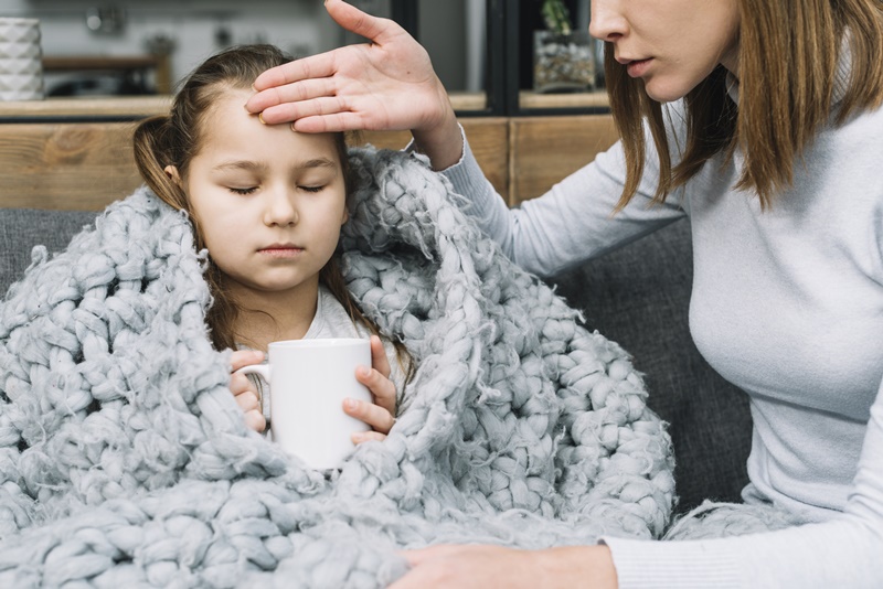 Mẹ không nên cho trẻ mặc quá nhiều đồ hay quấn chăn quá dày khi trẻ đang sốt