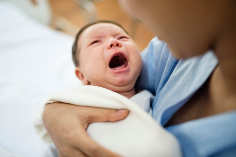 Không thể tự ngẩng đầu sau 2 tháng tuổi là một trong những dấu hiệu trẻ sơ sinh phát triển không bình thường