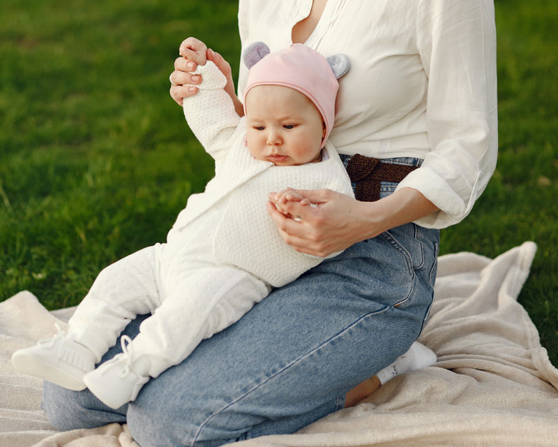 Nếu trẻ không thể tự ngồi sau 6 tháng dù có người trợ giúp, ba mẹ nên thận trọng theo dõi