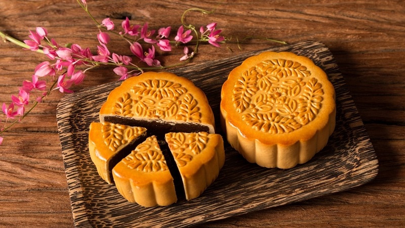 Chia nhỏ khẩu phần bánh trung thu và chỉ ăn một miếng nhỏ giúp hạn chế lượng calo nạp vào