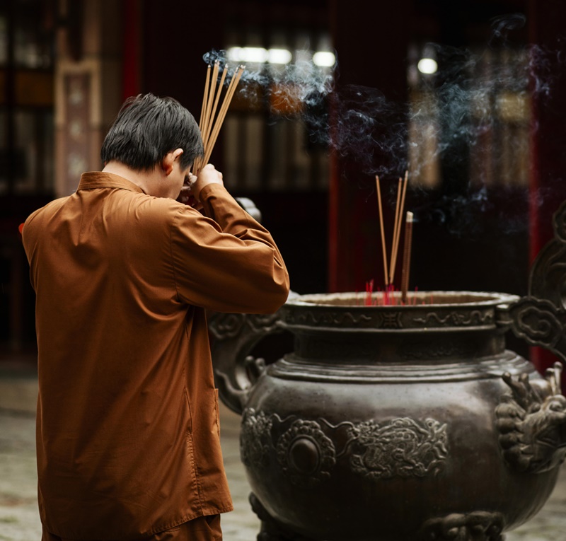 Bạn nên đi lễ chùa trong tháng cô hồn