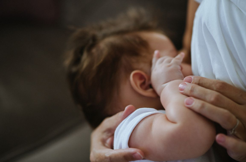 Cha mẹ cần lưu ý cho trẻ bú đúng tư thế 