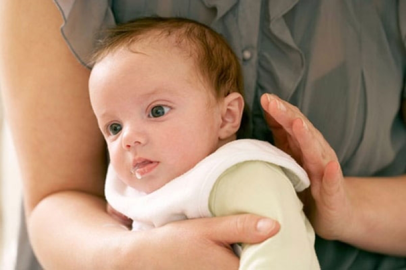 Cha mẹ cần nắm rõ các bước sơ cứu trẻ sặc sữa
