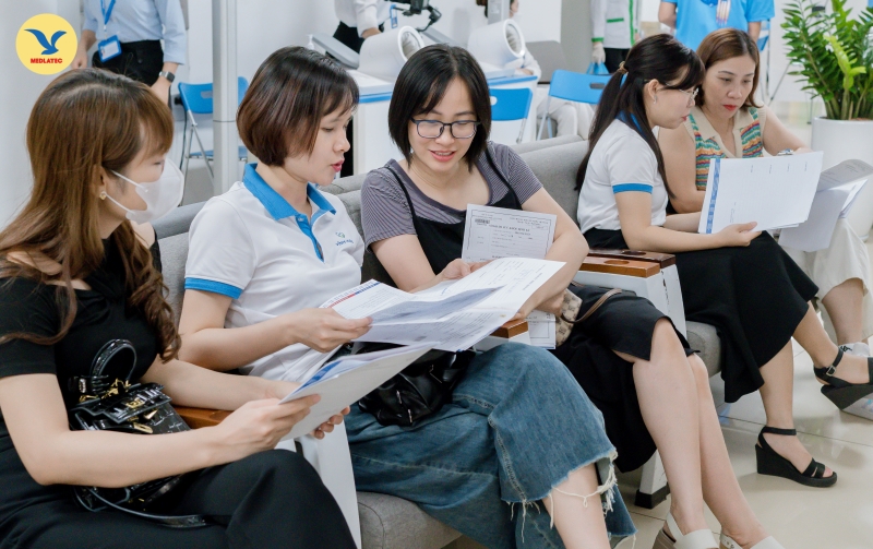 Đầu giờ sáng tại cơ sở 99 Trích Sài (Tây Hồ), Phòng khám Đa khoa MEDLATEC đã đón đông đảo cán bộ, nhân viên Công ty Vĩnh Hưng đến thăm khám sức khỏe.